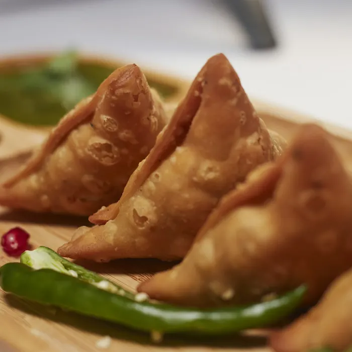 Fried samosas on a plate (stock photo)
